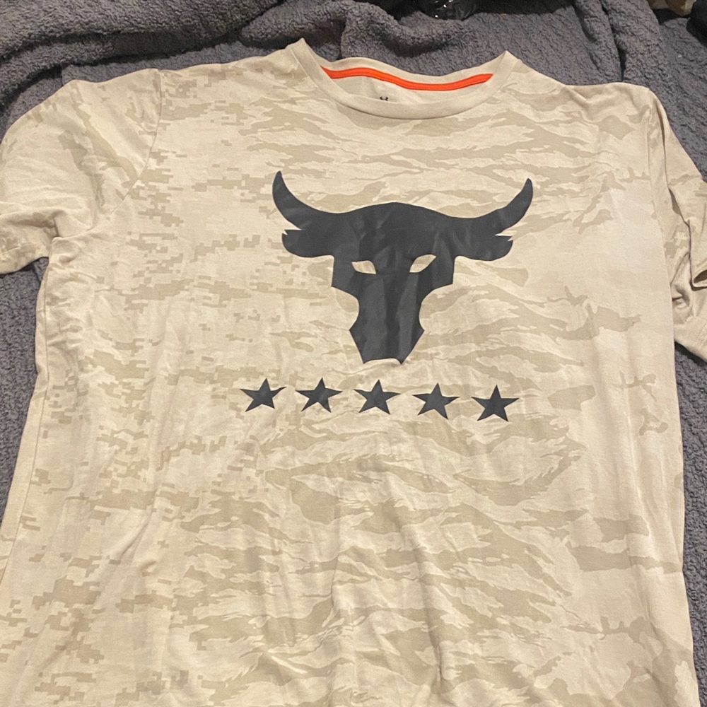 Under Armour Men’s Sand Camo Bull Logo Short-Sleeve Shirt Project Rock
